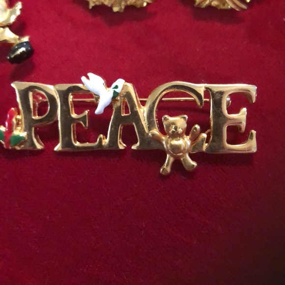 Vintage Christmas pin bundle and wreath post earring set. - Picture 5 of 9